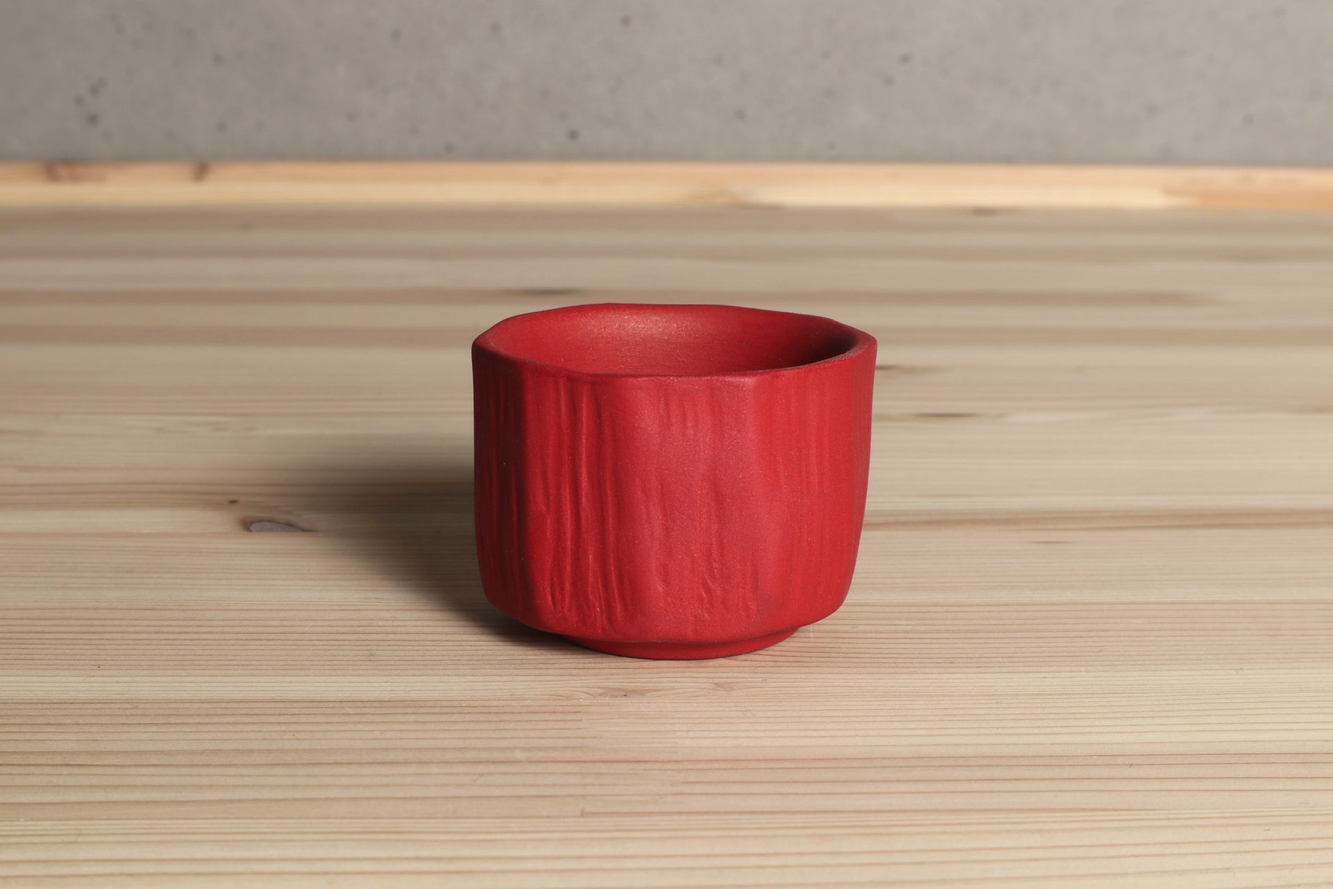 猩々緋面取ぐい吞 盃 山田晶 滋賀県 赤 磁器