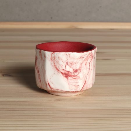 猩々緋面取ぐい吞　盃　山田晶　滋賀県　赤　磁器