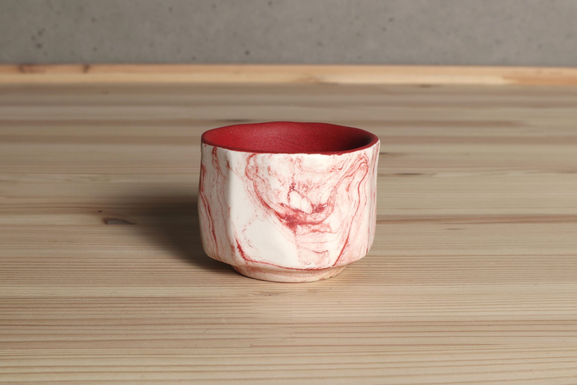 猩々緋面取ぐい吞 盃 山田晶 滋賀県 赤 磁器