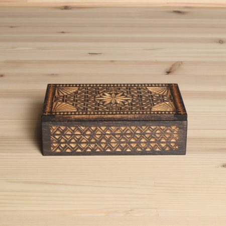 泉健太郎　胡桃草木染木彫箱