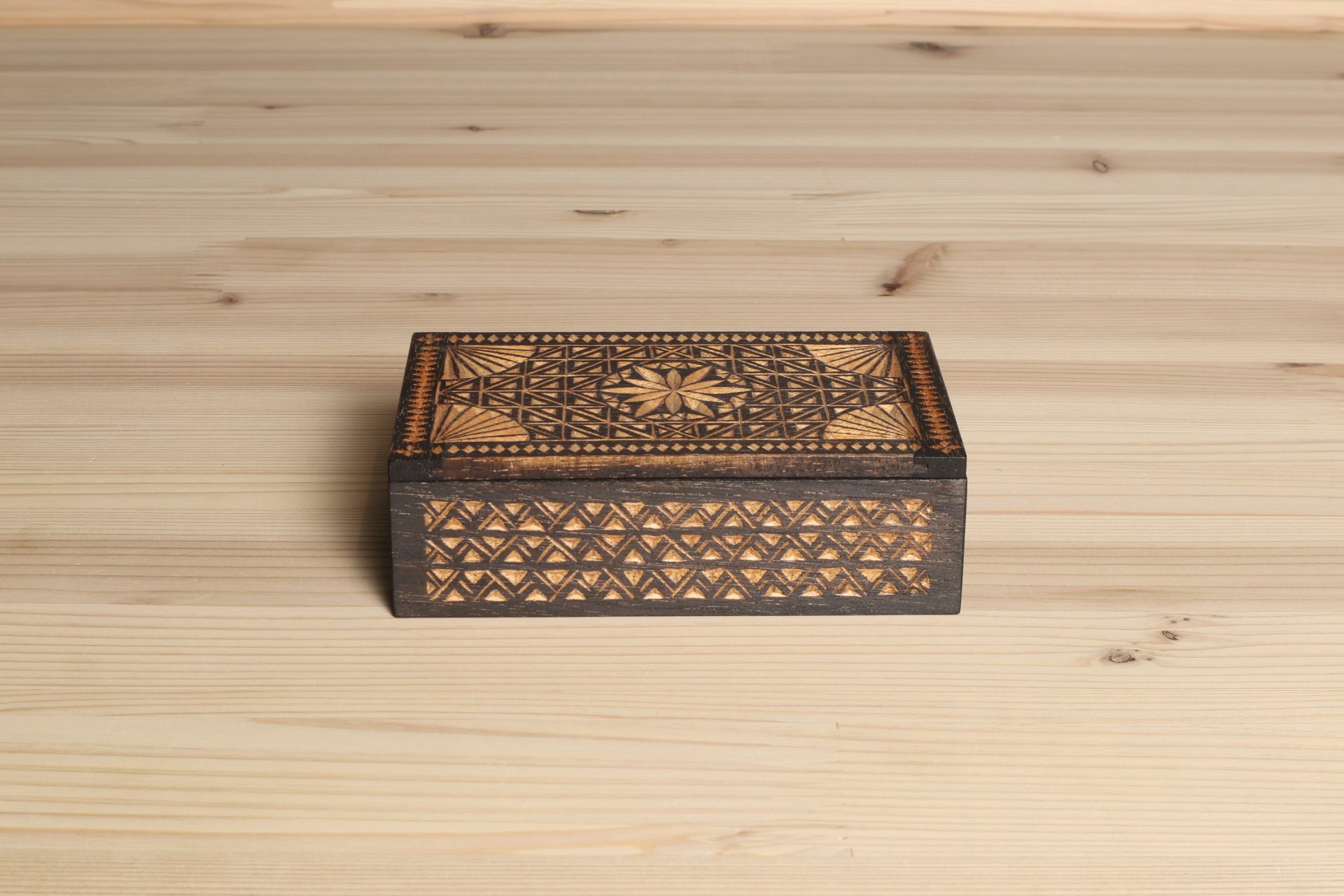 泉健太郎 胡桃草木染木彫箱