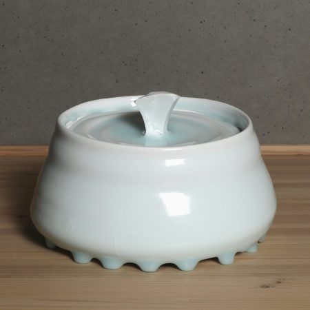 加藤委　青白磁水指