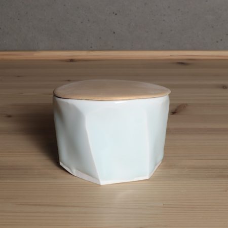加藤委　青白磁面取碗　蓋物